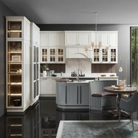 Meubles de cuisine modulaires haut de gamme modernes et personnalisés avec îlot incurvé, présentoir à vin LED, finition acrylique, charnières et robinet pour villa