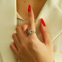 Cincin Silang Berhias Zirkon Hati Berongga yang Indah, Perhiasan Jari Fashion dari Baja Tahan Karat yang Dipoles untuk Wanita, Cocok untuk Pemakaian Sehari-hari dan Pesta