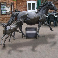 Sculpture de cheval en bronze coulé d'extérieur Sculpture moderne de cheval en bronze debout grandeur nature en course