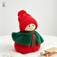 Weihnachtswichtel-Plüschpuppen aus Polyester im Paar mit Strickmütze, Pompon-Umhang, Schal, besticktem Gesicht und 3D-Form – Festtagsdeko