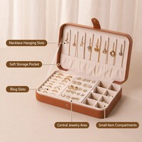 Boîte à bijoux en cuir PU marron avec 8 crochets pour colliers, support pour boucles d'oreilles, emplacements pour bagues, intérieur en velours à 6 compartiments, étui de voyage