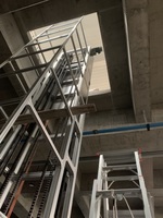 Système de levage de palettes/caisses, élévateur, système de transfert vertical, convoyeur