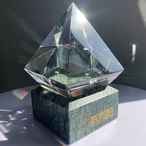 รางวัลของขวัญของที่ระลึกการแข่งขันทางธุรกิจถ้วยรางวัลพีระมิดคริสตัลสีสันสดใสสั่งทำได้ตามต้องการ - Product Image 5