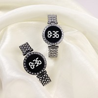 Jam Tangan Digital Mewah Sport Wanita Grosir, Bahan Paduan Baja Anti Karat, Layar LED, Unisex, Model Gelang untuk Wanita
