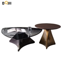 Table Basse Moderne et Contemporaine Triangle en Verre et Plateau en MDF par Dojii, Italie