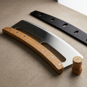 ที่ตัดพิซซ่าใบมีดสแตนเลส ด้ามไม้คู่ ขนาดใหญ่ พร้อมฝาครอบพลาสติก - Product Image 1