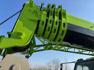 Grúa Usada Zoomlion ZTC1000 de 100 Toneladas con Sistema Hidráulico y de Transmisión Completo para Obras - Product Image 2