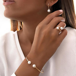 Ensemble de bijoux pour femmes en alliage vintage simple avec des perles légères, boucles d'oreilles ouvertes, bague et bracelet, cadeau - Product Image 1