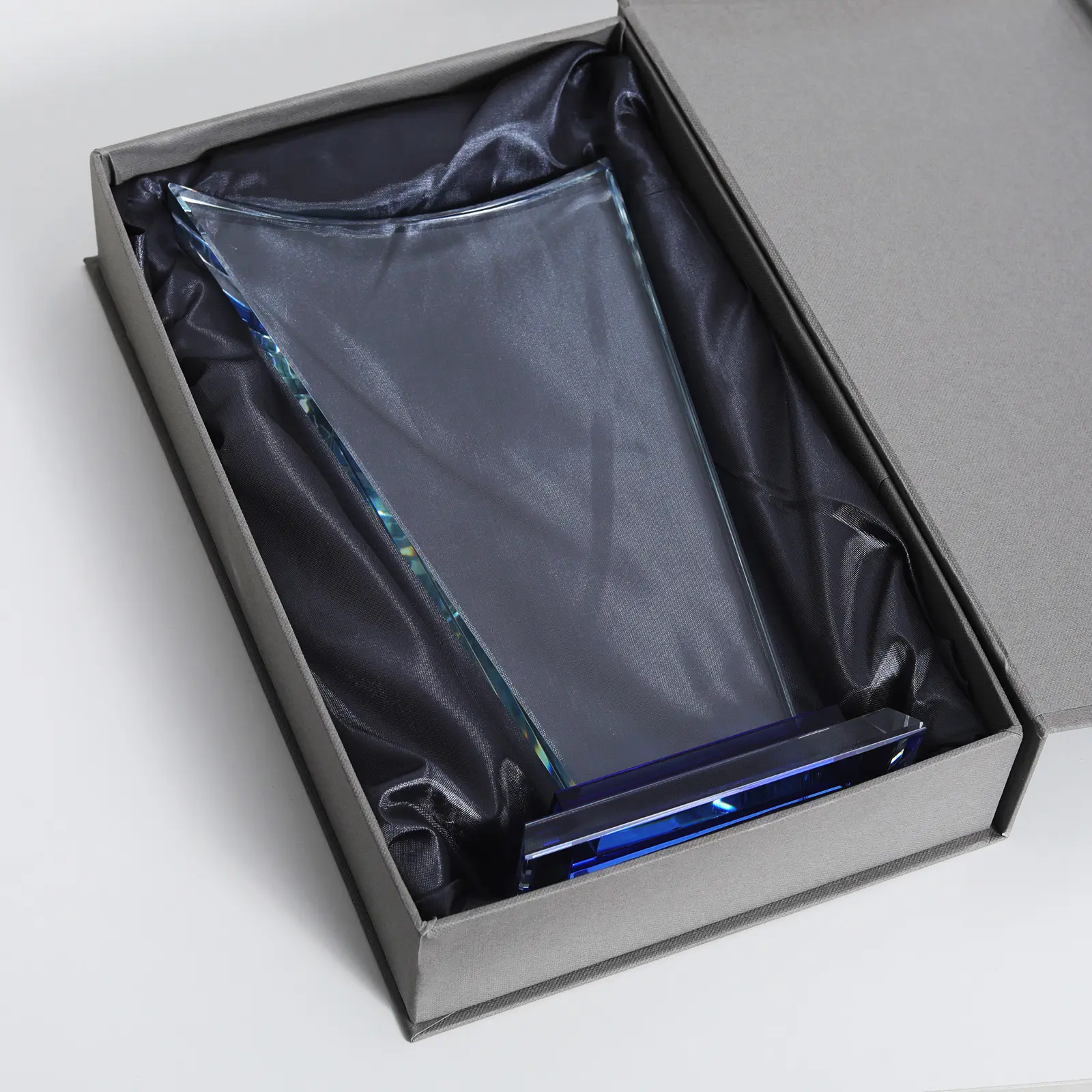 レーザー彫刻カラーUVプリント用の青いガラスベースのパーソナライズされたクリアクリスタルガラストロフィー賞