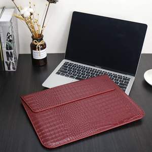Housse pour ordinateur portable en cuir PU crocodile universelle 13 14 pouces avec logo personnalisé pour <span class=keywords><strong>Macbook</strong></span> <span class=keywords><strong>Air</strong></span> 13 pouces <span class=keywords><strong>Pro</strong></span> 14 pouces M4 M3 <span class=keywords><strong>M2</strong></span> pour femmes - Product Image 6