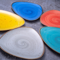 Assiettes rustiques en céramique faites à la main, vaisselle en forme de Triangle assiettes en porcelaine pour le service des collations pour le Restaurant