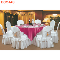 Ensemble de chaises de banquet recouvertes de tissu blanc et de tables rondes avec des rubans dorés pour les événements de mariage à l'hôtel