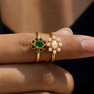 แหวนสแตนเลสชุบทอง 18K PVD ขายส่งสำหรับผู้หญิง ชุดแหวนปรับขนาดได้ ลายผีเสื้อและพระจันทร์ กันน้ำ ไม่หมองคล้ำ - Product Image 1