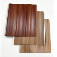 Panneaux de plafond en PVC en gros pour la décoration intérieure, panneaux de plafond en plastique imperméables personnalisés pour entrepreneurs et constructeurs