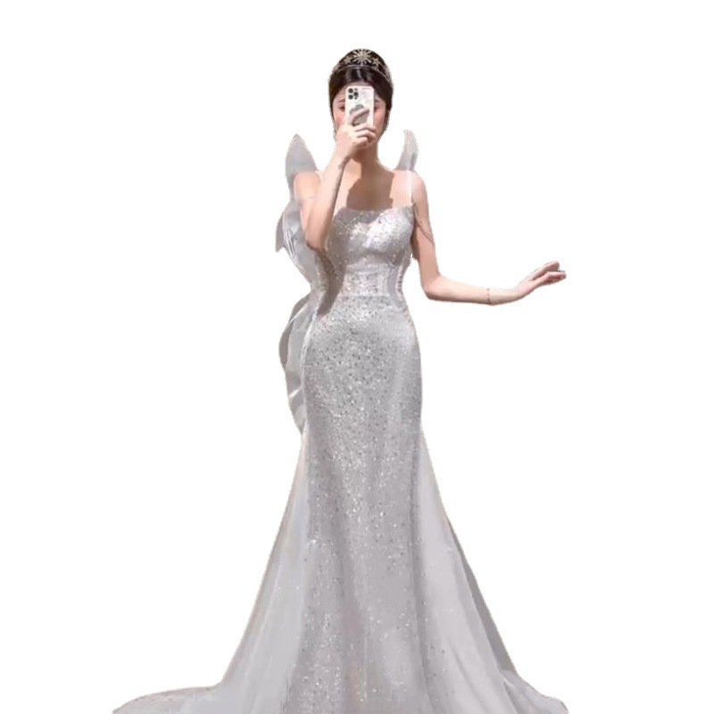 Diseños Elegantes para Tu Día Perfecto: vestido de novia alas de