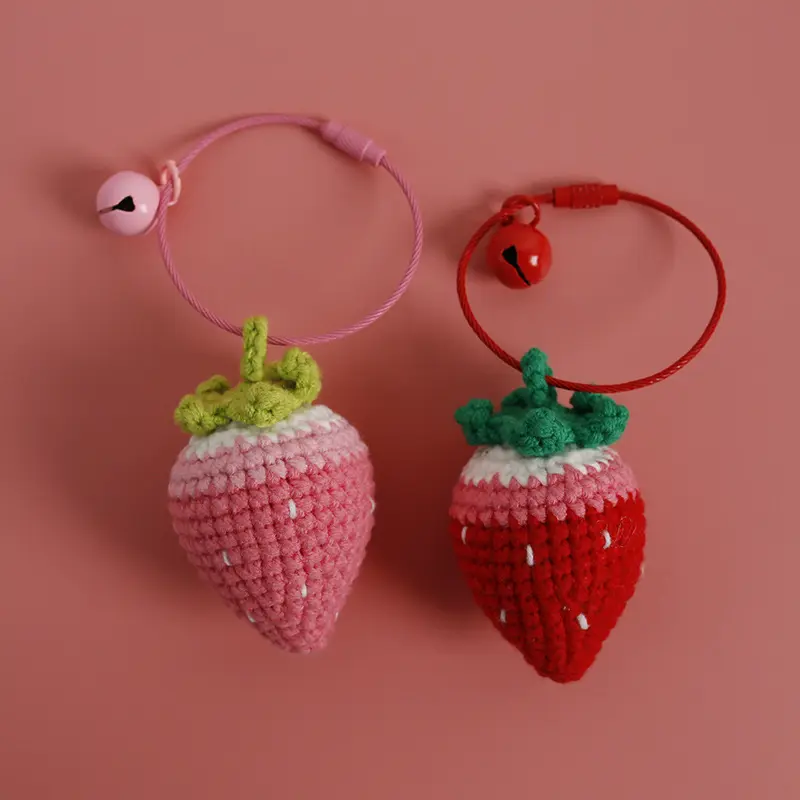 2023 Mode Baru Gantungan Kunci Stroberi Pesona Akrilik Gantungan Kunci Strawberry Buatan Tangan Crochet W1650