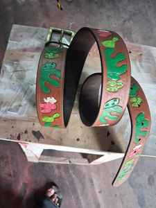 Cinturones de Cuero Ecológicos Hechos a Mano con Motivo de Árbol y Hebilla Clásica Antigua para Moda Artesanal Occidental - Product Image 4