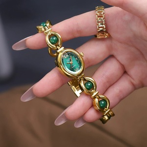 Reloj redondo dorado para mujer, pulsera de perlas, bisel de cristal, elegante reloj de pulsera de cuarzo - Product Image 4
