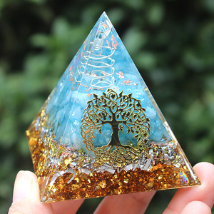 Pyramide en résine époxy Kogiya avec motif végétal rétroéclairé, ornement de bureau, cadeau d'anniversaire - Product Image 1