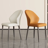 Chaise de salle à manger moderne en cuir motif patte de chat, coutures verticales, dossier incurvé, pieds en métal foncé, pour salle à manger et cuisine