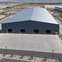 Entrepôt de distribution moderne en structure métallique, stockage logistique, bâtiment industriel préfabriqué en métal