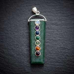 Pendentif rectangulaire sculpté en aventurine verte avec incrustation de pierres précieuses des sept chakras, cadre en argent, bijoux Feng Shui - Product Image 2