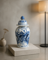 Grand vase en porcelaine bleu et blanc peint à la main avec des motifs traditionnels de fleurs et d'oiseaux, ornement décoratif pour la maison