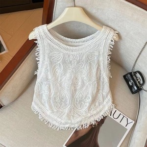 Débardeur court sans manches en coton 100% de haute qualité, tricoté ajouré à motif floral, avec franges et bretelles fines - Product Image 3