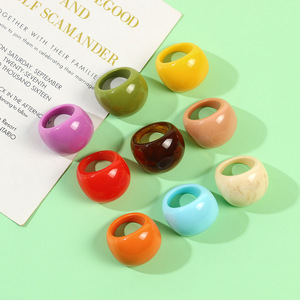 Bague en résine de couleur bonbon, style artistique exagéré, tendance européenne et américaine, tendance transfrontalière, couleur <span class=keywords><strong>joker</strong></span>, tendance sur internet - Product Image 1
