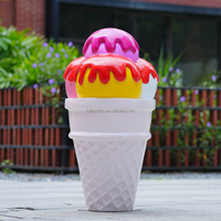 Grande sculpture extérieure en fibre de verre de cône de crème glacée pastel pour le centre commercial de dessert et l'affichage de statue de décor de zone scénique