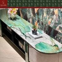 Console TV en marbre veiné artistique de style Art Déco GOLDKING, luxe pour salon, portes matelassées beiges, piliers verts, fabrication sur mesure CNC OEM