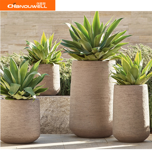 Ensemble de jardin rustique extérieur de style moderne et luxueux avec jardinière en terre cuite pour la plantation et la décoration. - Product Image 3