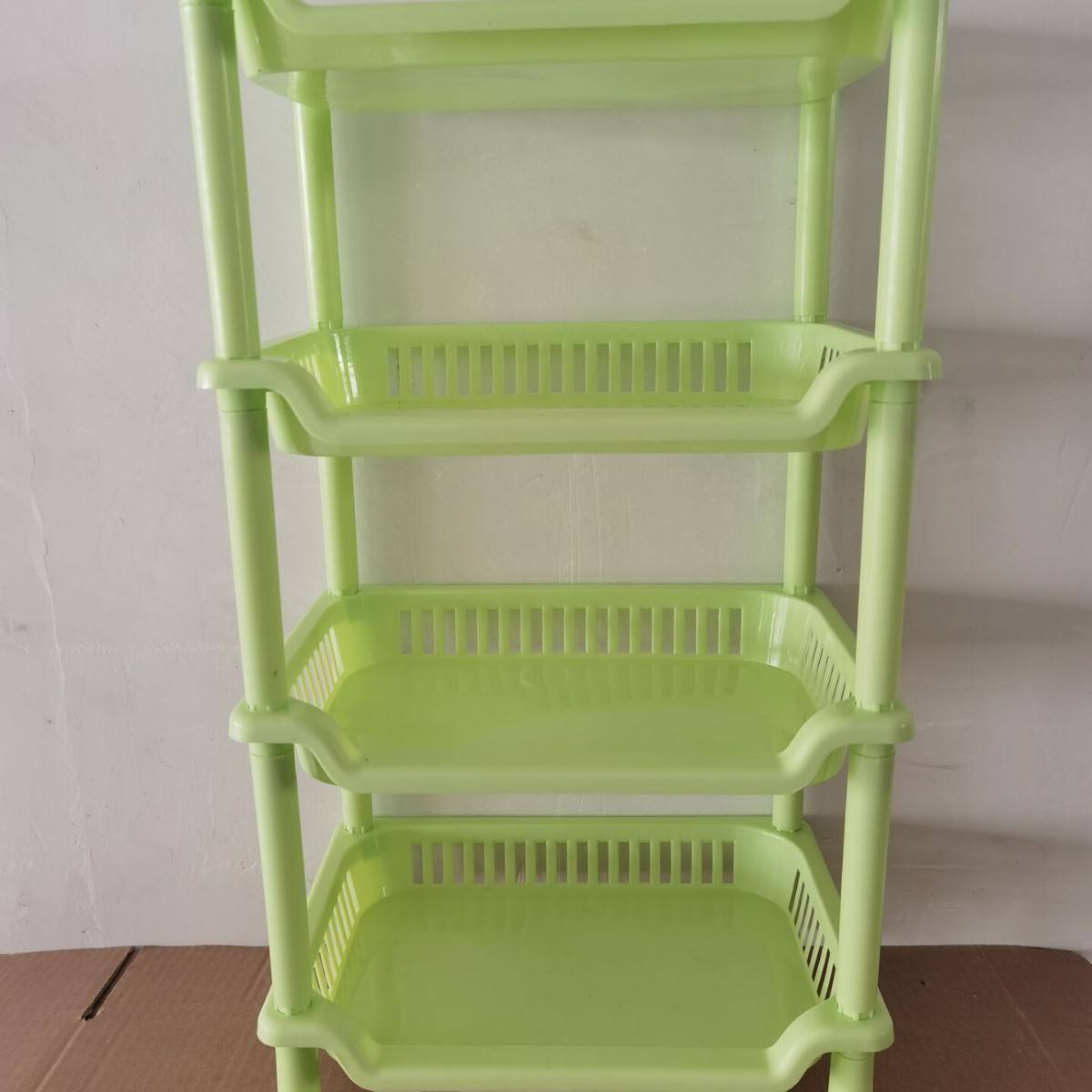 สี่ชั้นทรงสี่เหลี่ยมสีเขียว [ยาว 27 ซม., กว้าง 18 ซม., สูง 47 ซม.]