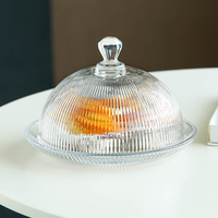 Huisgemaakte afternoon tea cake cloche schaal met verticale gegroefde gestreepte koepelvormige deksel van soda-lime glas voor fruitpresentatie, milieuvriendelijk.