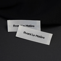 Étiquettes tissées en satin personnalisées pour une identité de marque améliorée, écologiques, en tissu haute densité, reconnaissance immédiate du logo pour vêtements et sacs