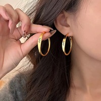 Pendientes de Aro Lisos y Simples con Logotipo de Letra Grabada, Joyería Simple y Popular