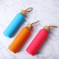 Botol Minum Olahraga Kaca Borosilikat 550ml dengan Selongsong Silikon Anti Pecah Berkualitas Tinggi, Logo Kustom, Tutup Sedotan Ramah Lingkungan