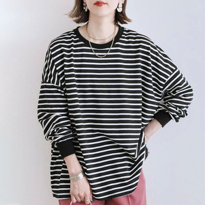 เสื้อยืดผู้หญิงลายทางทรงหลวม แขนยาว ปลายแขนตัดสี สไตล์ลำลอง ใส่ได้ทุกวัน เหมาะกับฤดูใบไม้ร่วง - Product Image 2