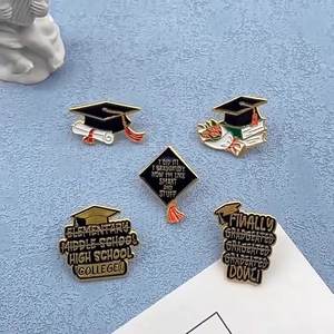 Alfileres de dibujos animados de esmalte duro de alta calidad al por mayor gorra de recuerdo escolar insignia de Metal esmalte personalizado sombrero de graduación Pin de solapa para bolsa - Product Image 5