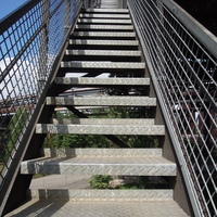 Escalier en acier et alliage d'aluminium Prima pour les bureaux et les villas en plein air, expert en projets de soudage