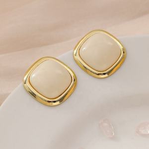 Boucles d'oreilles clous rétro en alliage de zinc plaqué or style perle pour femme, boucles d'oreilles Maillard en résine géométrique simple de qualité supérieure, style français - Product Image 2