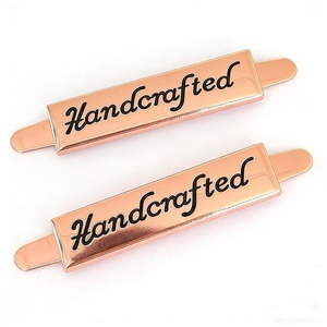 ป้ายโลหะอัลลอยหล่อขึ้นรูปสำหรับติดกระเป๋าผ้า ขายส่ง - Product Image 2