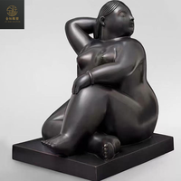 Famosa estatua de bronce grande de una mujer gorda sosteniendo un bebé, figura de hombre de paso pulido
