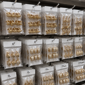 Bijoux en gros : Boucles d'oreilles breloques en alliage de cuivre plaqué or 18 carats et 24 carats, style américain, tendance pour femmes - Product Image 1