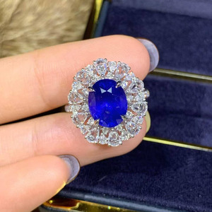 Bague de luxe en saphir bleu cornflower naturel de Madagascar de 4,24 carats, or 18 carats, 54 diamants, bijoux fins pour femmes GUILD - Product Image 1