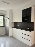 Buffet de cuisine sur mesure avec encastrement pour réfrigérateur, intégration parfaite aux armoires environnantes