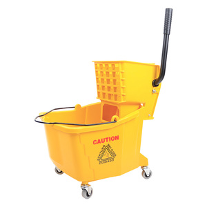 Seau à serpillière industriel commercial de 30 L en plastique jaune avec roulettes - Product Image 1