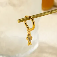 Vergoldeter Pavé-Klarer Mini-Fisch-Charm Hängender Creolen-Ohrring, Edelstahl Schicker Modischer Ohrstecker für Tägliches Casual-Tragen
