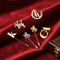 Broche personnalisée en alliage doré avec nom et lettre, logo personnalisé, accessoire de mode pour vêtements et hijab, fabriqué en Chine