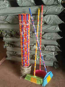Venta al por mayor de palos de escoba de madera recubiertos de colores con diseño floral de China, tubo de PVC de colores de diferentes longitudes, mango de fregona de plástico del fabricante - Product Image 3